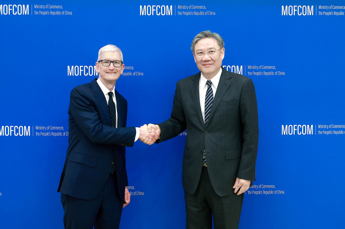 中国商务部长会见美国苹果公司首席执行官，双方就中美经贸关系及苹果在华发展交换意见