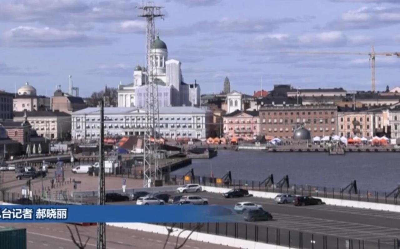 赫尔辛基的城市天际线里，教堂穹顶与彩色建筑相映成趣，勾勒出北欧独有的清新景致；而