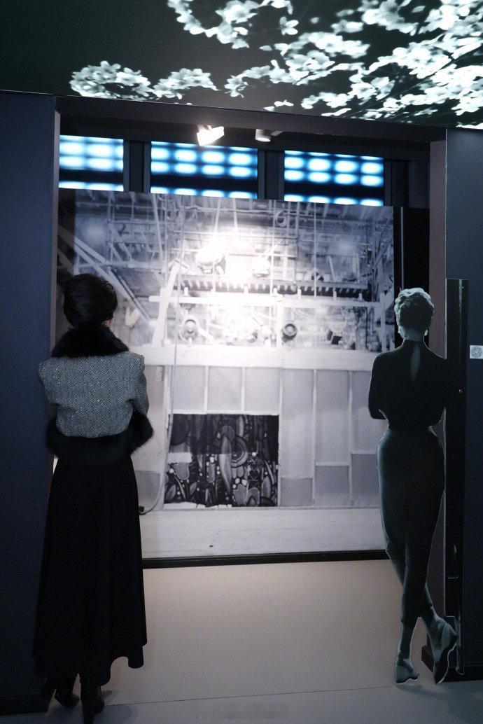 赵雅芝 赴一场和女神的约会 发博感叹“致敬偶像”，要去赴一场和女神的约会。看着姐