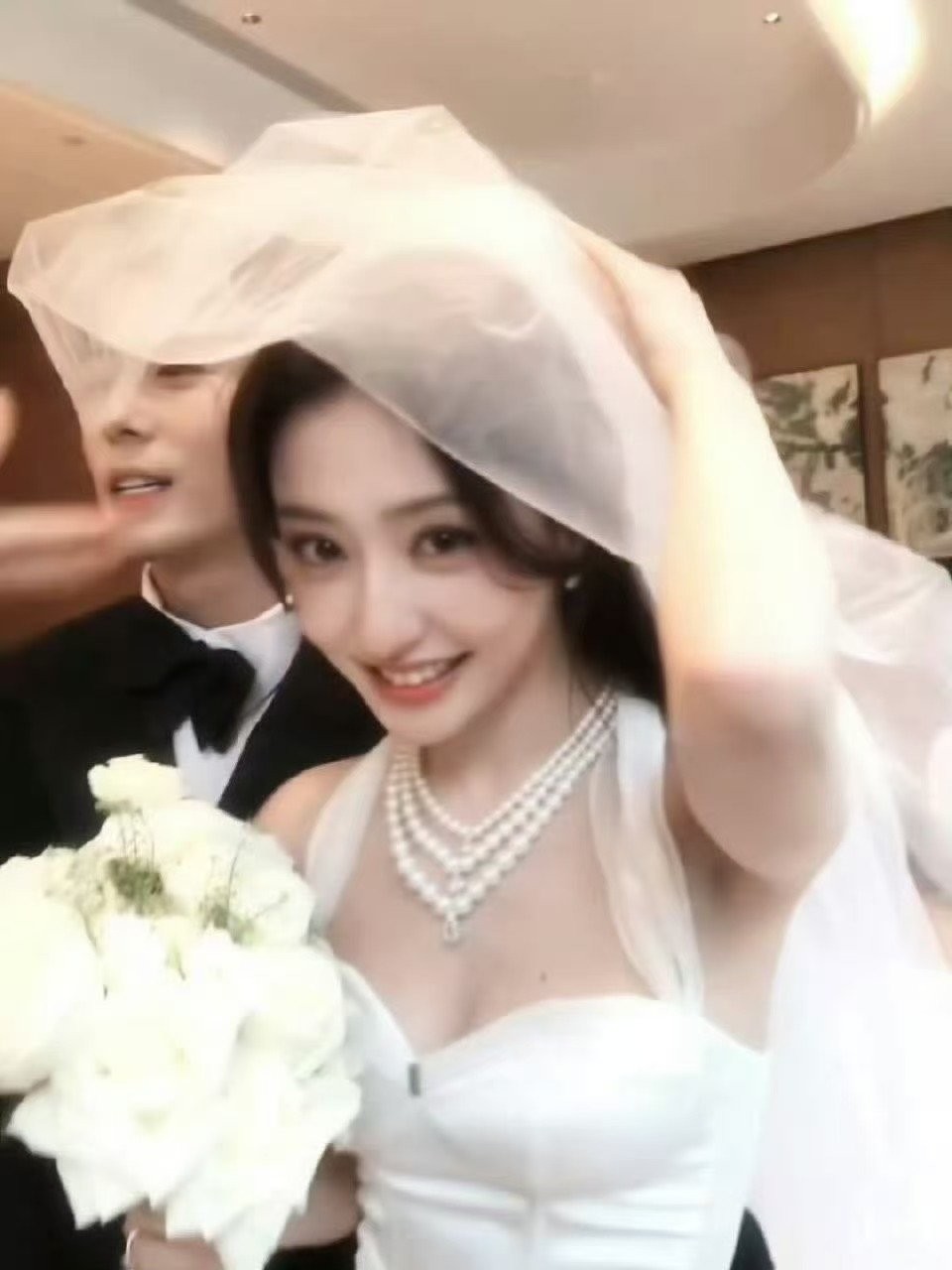 胡连馨掀头纱好美胡连馨婚纱照 婚纱氛围感天花板 