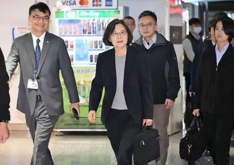 熊猫家最近可真是不太平，台岛那位老爱折腾的蔡女士又跑去欧洲串门了。在德国的时候，