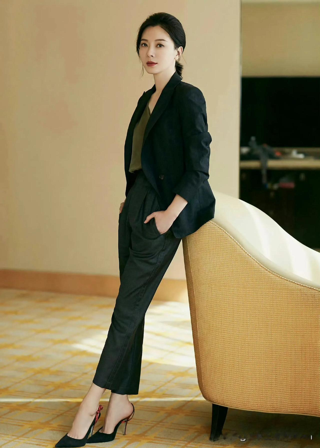 陈数优雅职场风，黑色西装搭配时髦高跟鞋，尽显干练气质