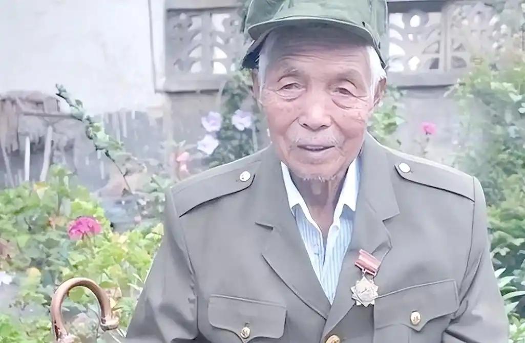 战士黄干宗被两名越南女兵活捉，两名女兵不仅不杀杀他，还让他做她们两个的丈夫...