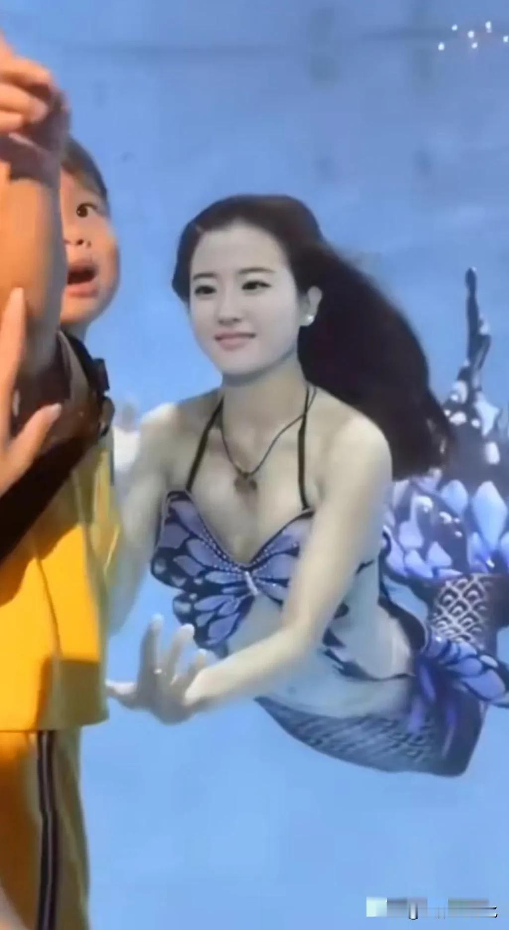 身后的美人鱼 ，小朋友都不敢回头了