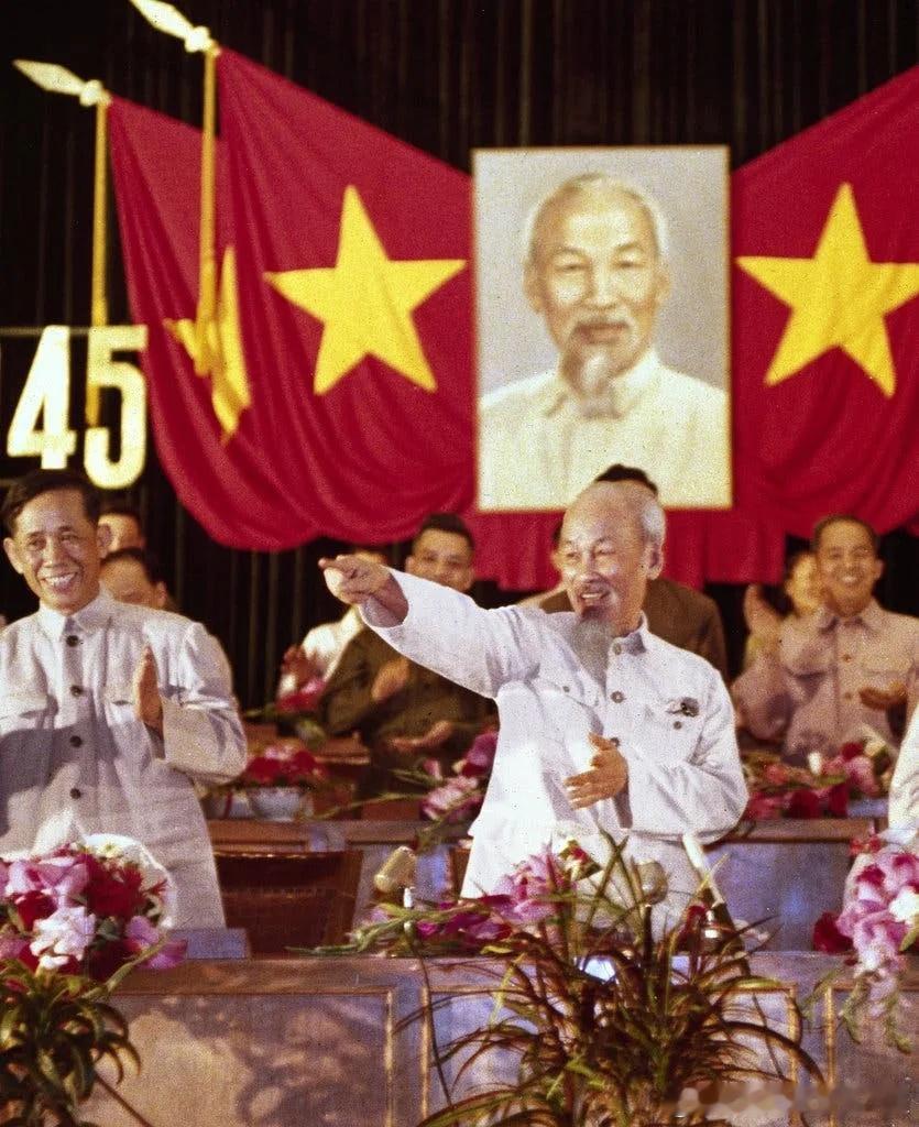 1966年胡志明和黎笋在河内集会上历史影像 ​​​