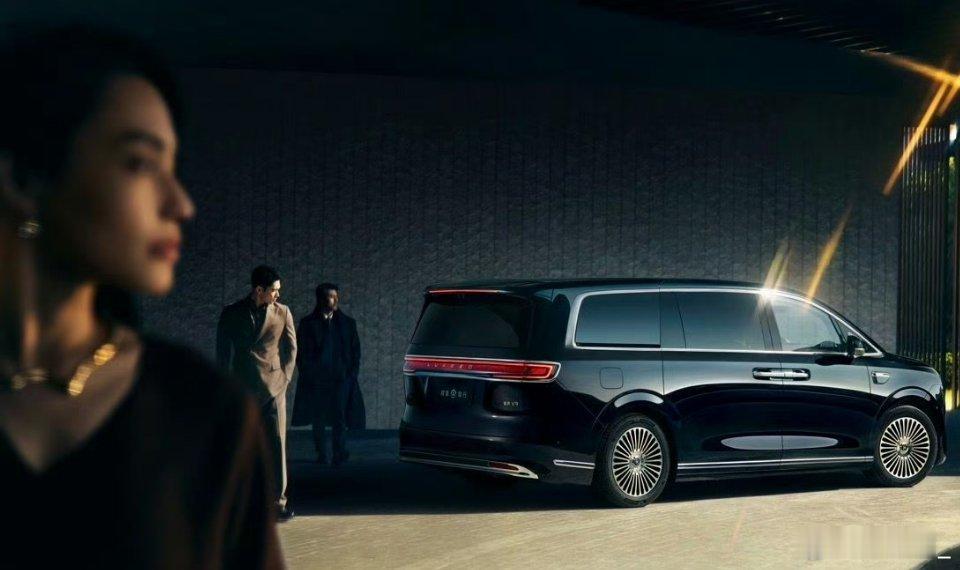 余承东称智界V9比轿车还好开 余承东说得一点不夸张。以往普遍开着笨重晃悠，这台完