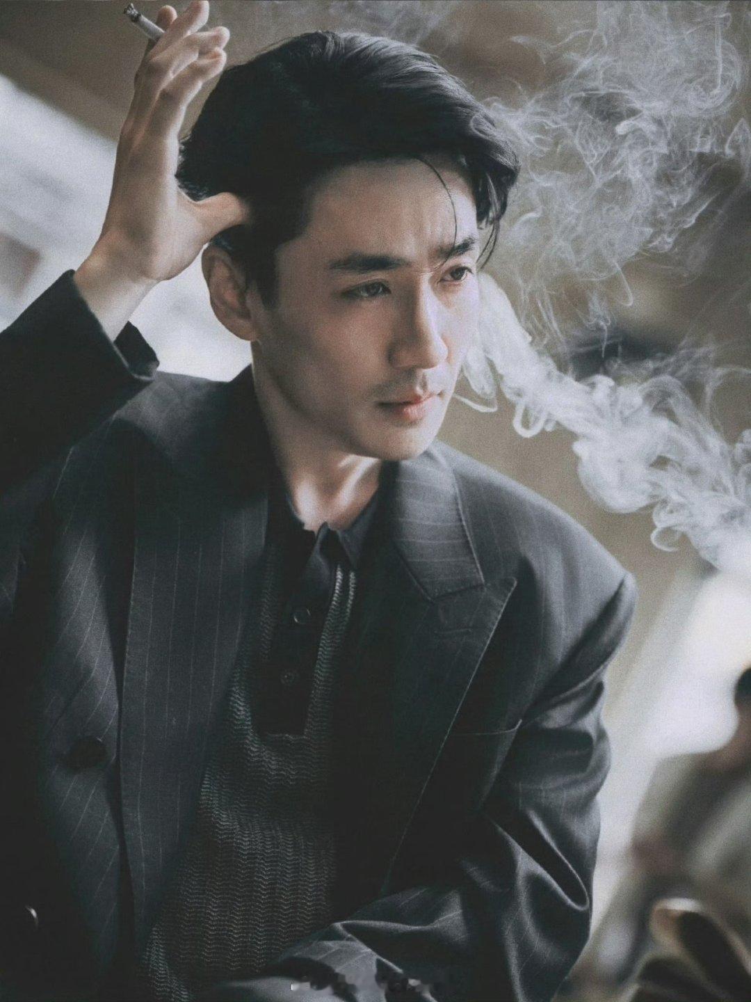朱一龙 💰 朱一龙演万梓强有多高级他演的从不是一个符号化的悍匪。从笼屋里卑微求