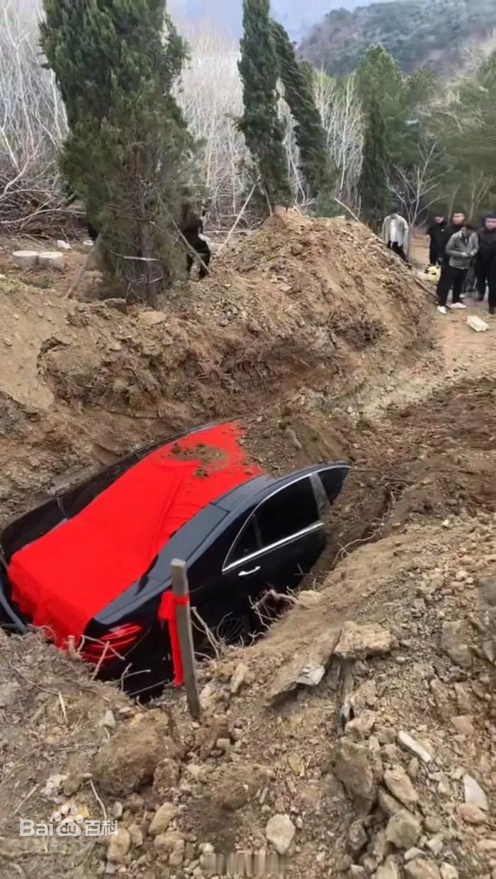 民政局回应用真奔驰车陪葬4月9日，辽阳市弓长岭区发现汤河镇瓦子沟村存在祭祀过程中