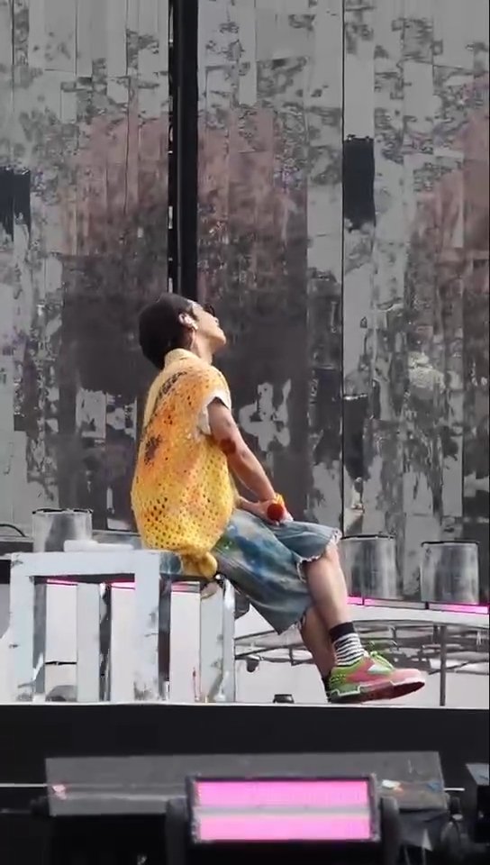 被华晨宇高音吟唱秒了被华晨宇《烟火里的尘埃》高音吟唱秒了！那空灵又穿透力十足的嗓