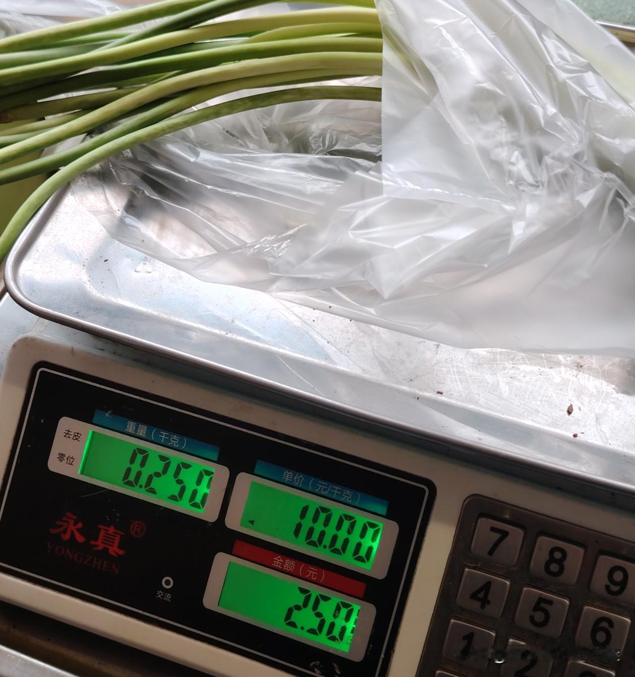 10块 12块一公斤的蒜苔贵嘛？听说好些地方的蒜苔都卖不掉，我所在的城市蒜苔价格