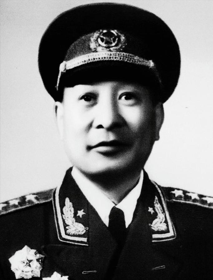 1947年，一个排长拦车打伤了华野副主任钟期光，王必成下令枪毙，钟期光怒斥道：“