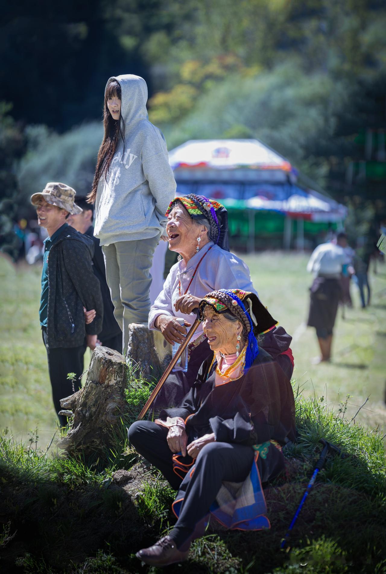 《一刹一抹，欢声静立》
蓝洋2025人文摄影作品
欢颜与静立交织，老韵与新声相融