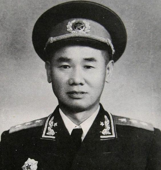 1967年杨成武随毛主席一同视察上海，两人散步时毛主席突然问道：陈再道现在何处？