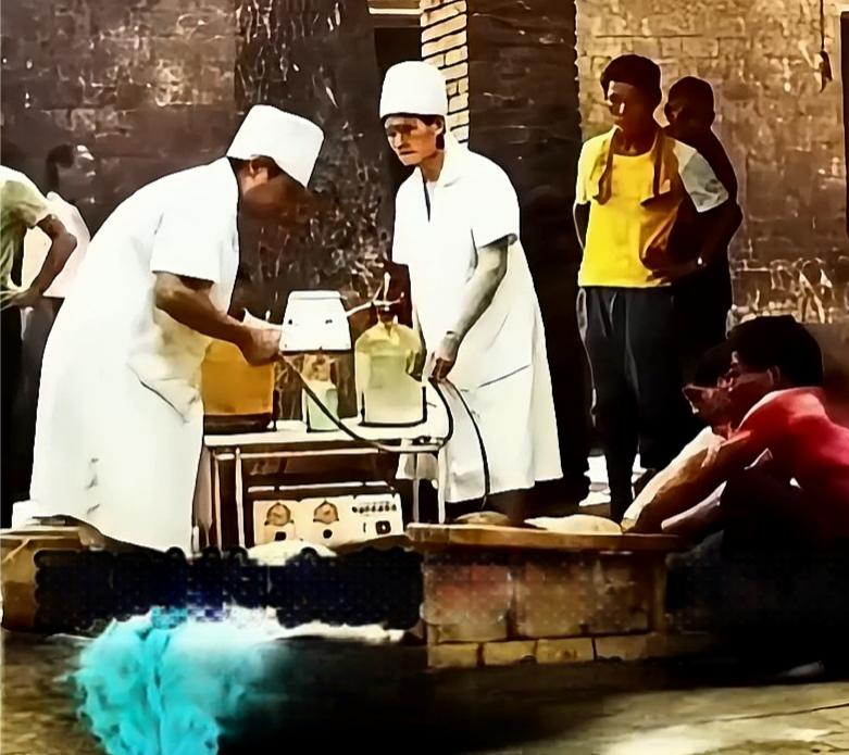 【1986年真实照片，两名身穿白大褂的医生，正专心为喝农药的妇女洗胃】
1986