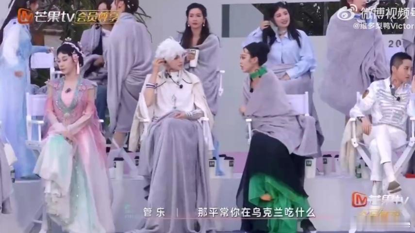 浪姐 喜剧 看浪姐真的爱上李嘉琦了，在节目里简直是一开口我就想笑的程度了，在练习