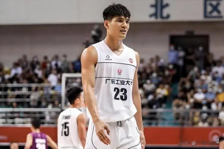 陈国豪这表现还说换他后悔？身高劣势太明显了，换他绝对不亏。

广东对广州的德比，