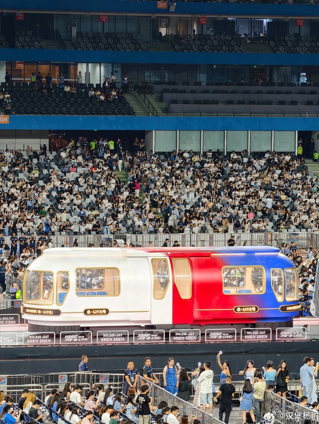 一年一次的张杰演唱会今年深圳收官这天气，属实是有点热了差不多到九点，才慢慢凉快起
