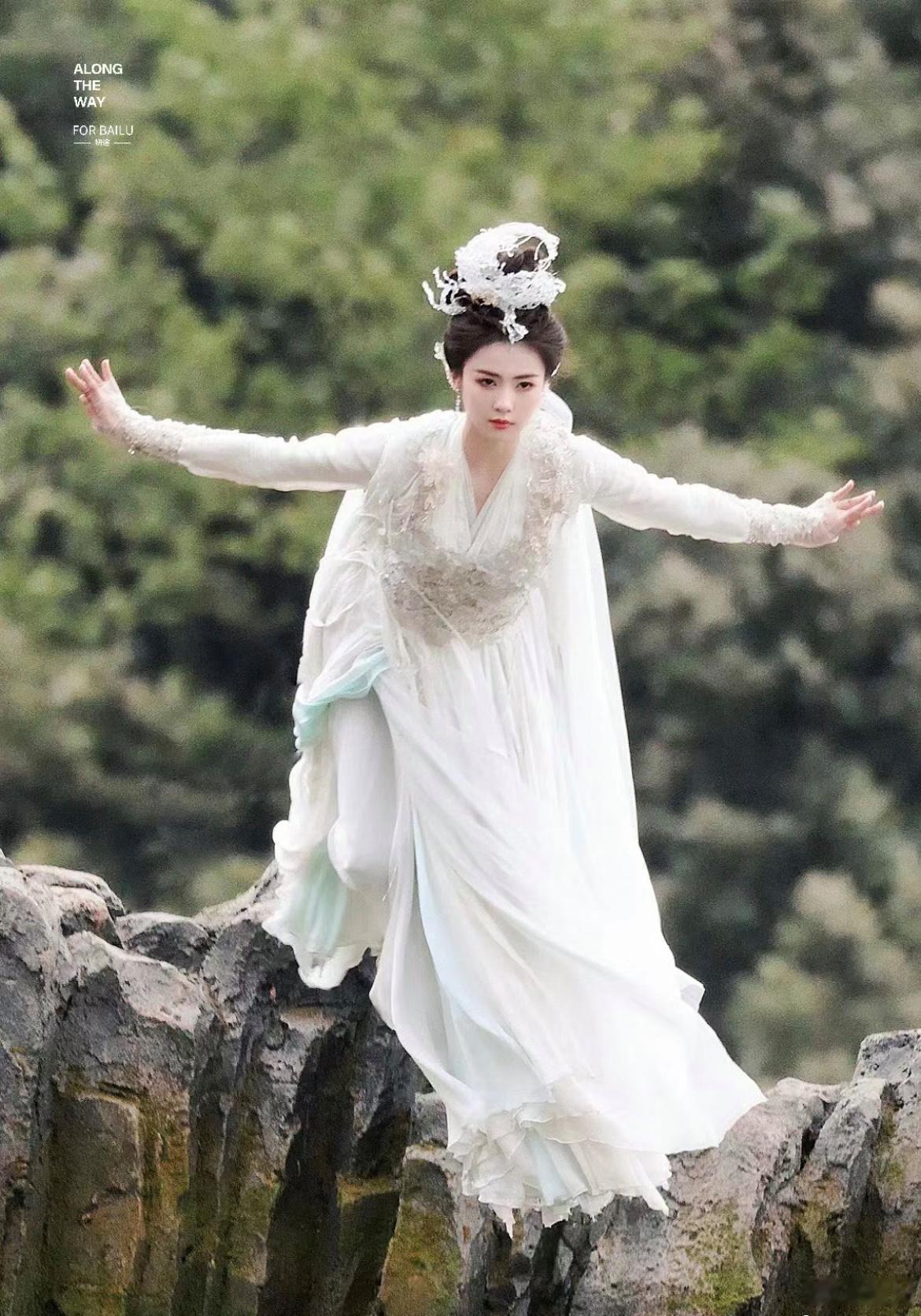 白鹿新剧造型大翻车，古代居然就有公主的水晶鞋了，好看是好看，但怎么感觉不搭呢？ 