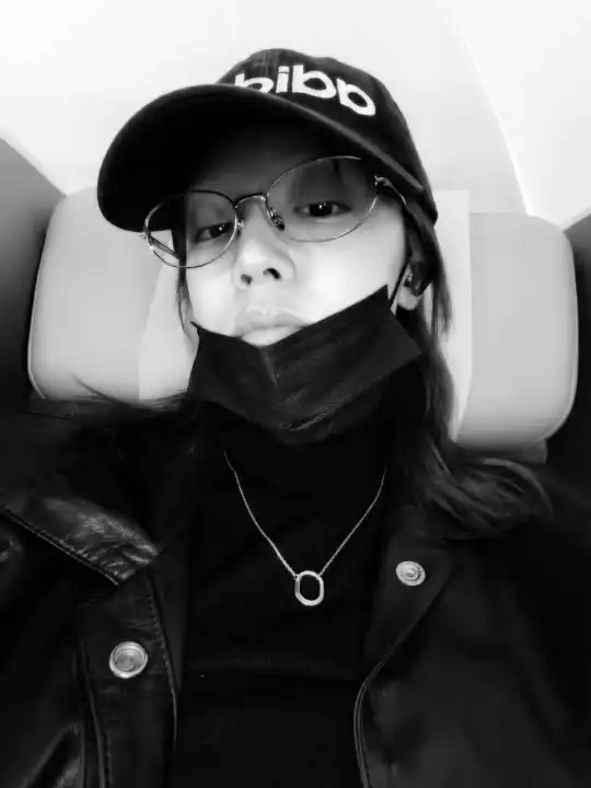 娱乐宋雨琦自拍氛围感 宋雨琦黑白自拍照好有氛围感宋雨琦和鸭舌帽的适配度