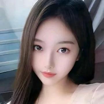 甜美女孩在窗边自拍，清新自然