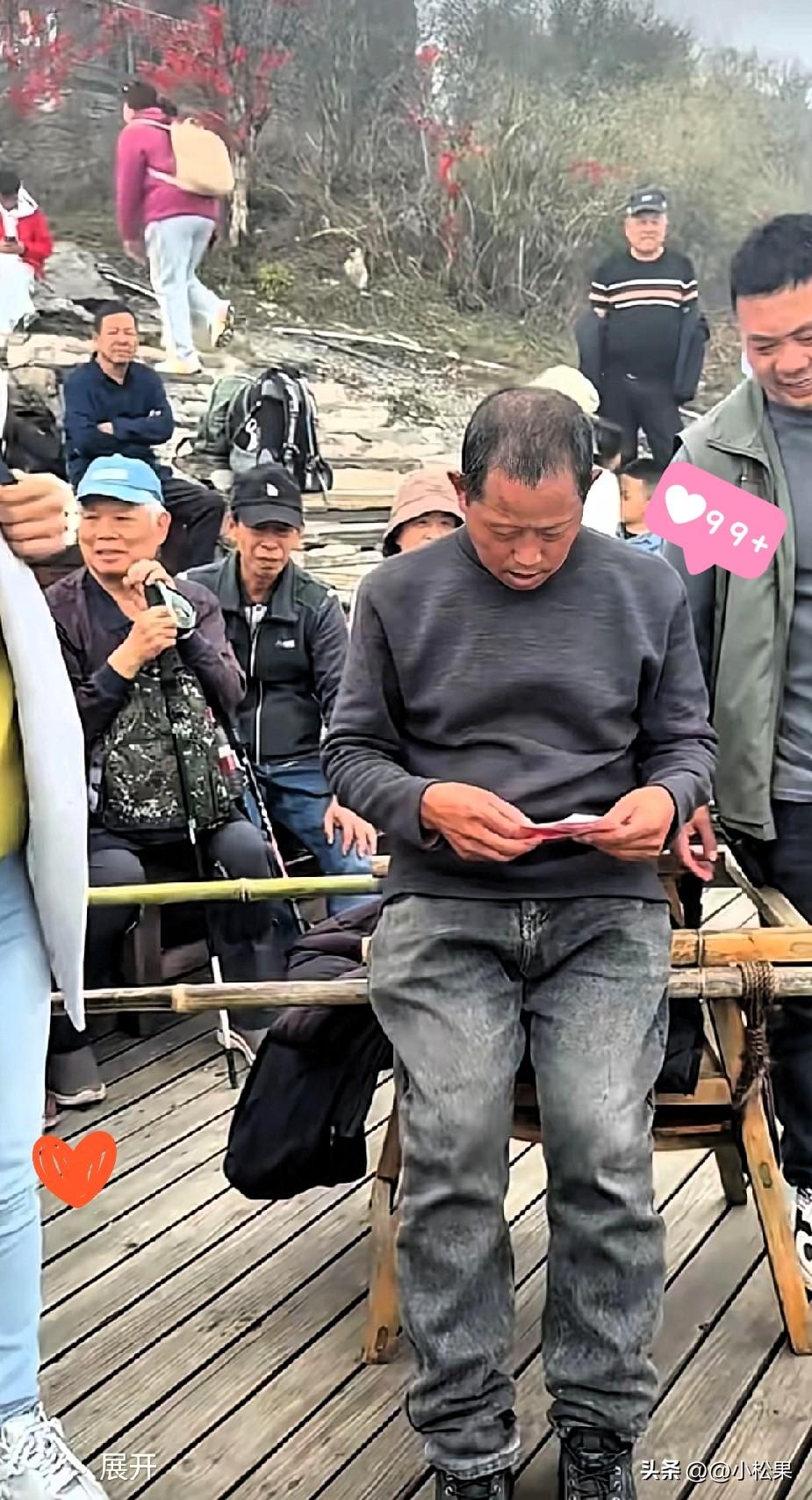 梵净山女子被抬上山，一个举动让轿夫当场落泪，别再道德绑架了！
 
谁能想到，梵净