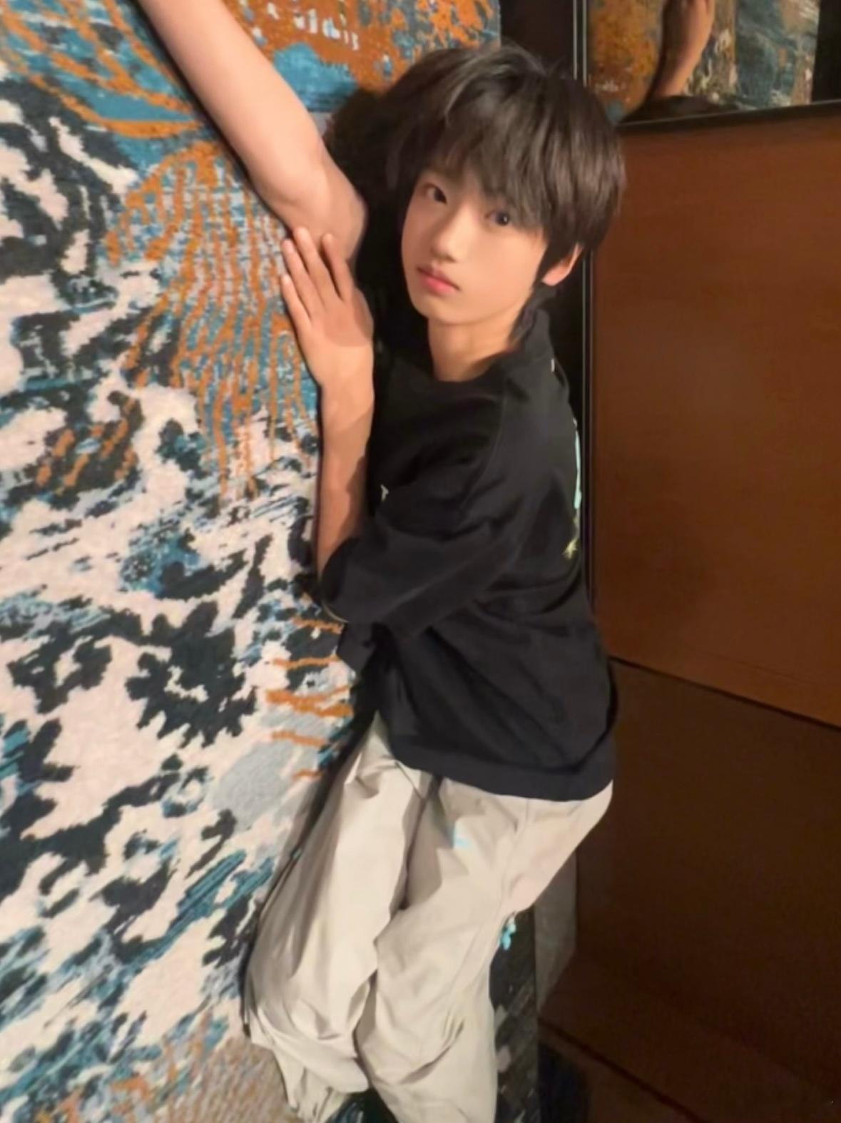 🆘高铭阳这个姿势好妖娆 ​​​