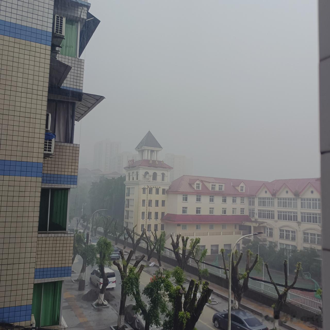 今天早上这场大雨也太猛烈了，雨下得又急又大，雾气腾腾的，远处的山直接被遮住，啥都