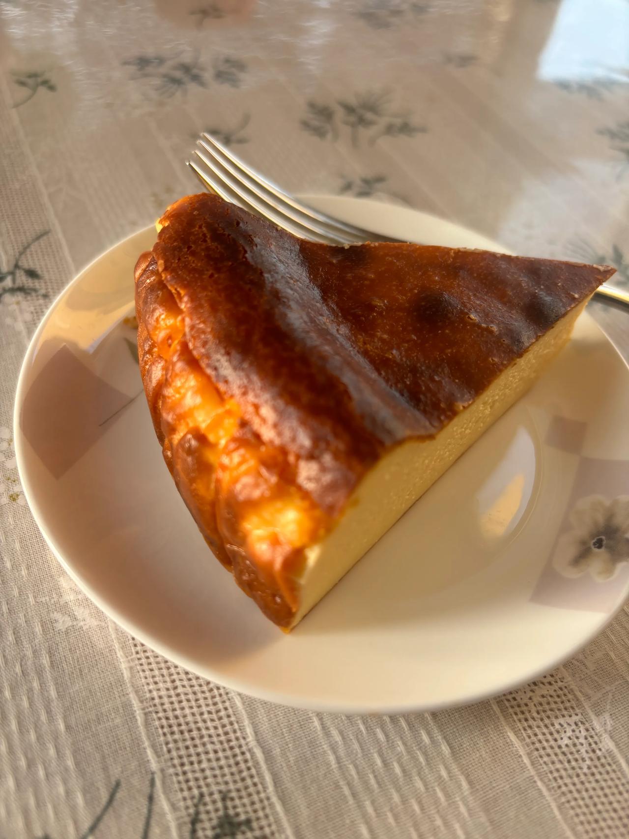第一次做巴斯克蛋糕🍰，味道和形状都非常赞，入口的奶酪香味回味无穷，饭后甜点或早
