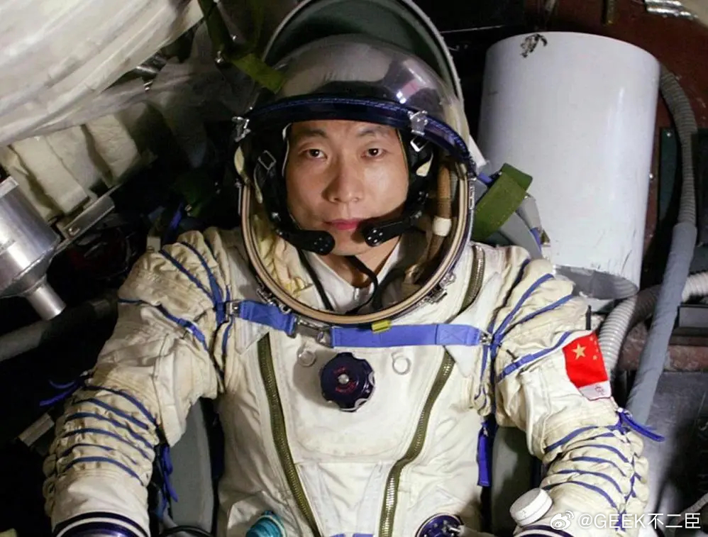 杨利伟揭秘航天员太空出征细节听航天员太空出征的细节，越了解越心生敬畏。他们把生死