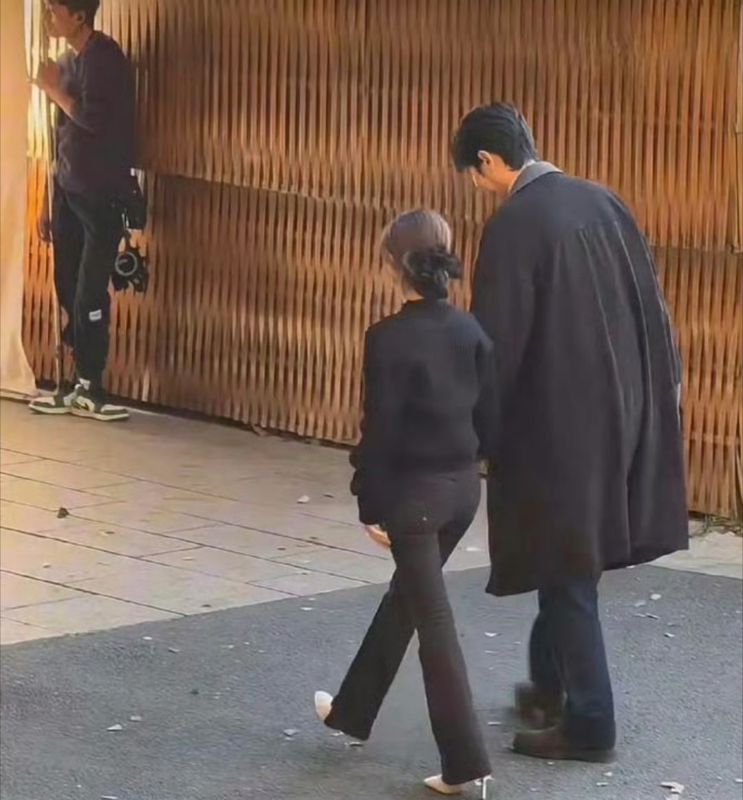 赵露思和彭冠英的父女感绝了，身高差太大了。 