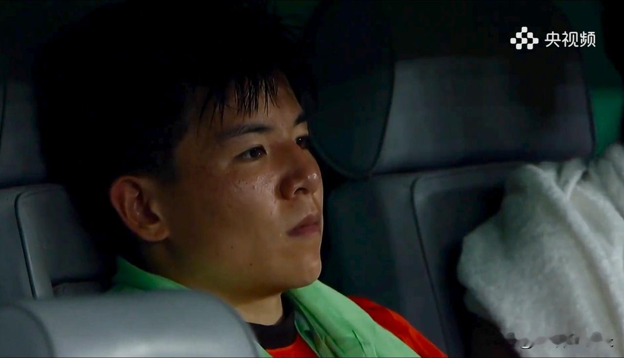 徐彬眼泛泪花，这个几秒钟的镜头隐隐刺痛。
赛前，他还为几位球员理了发，希望带来好