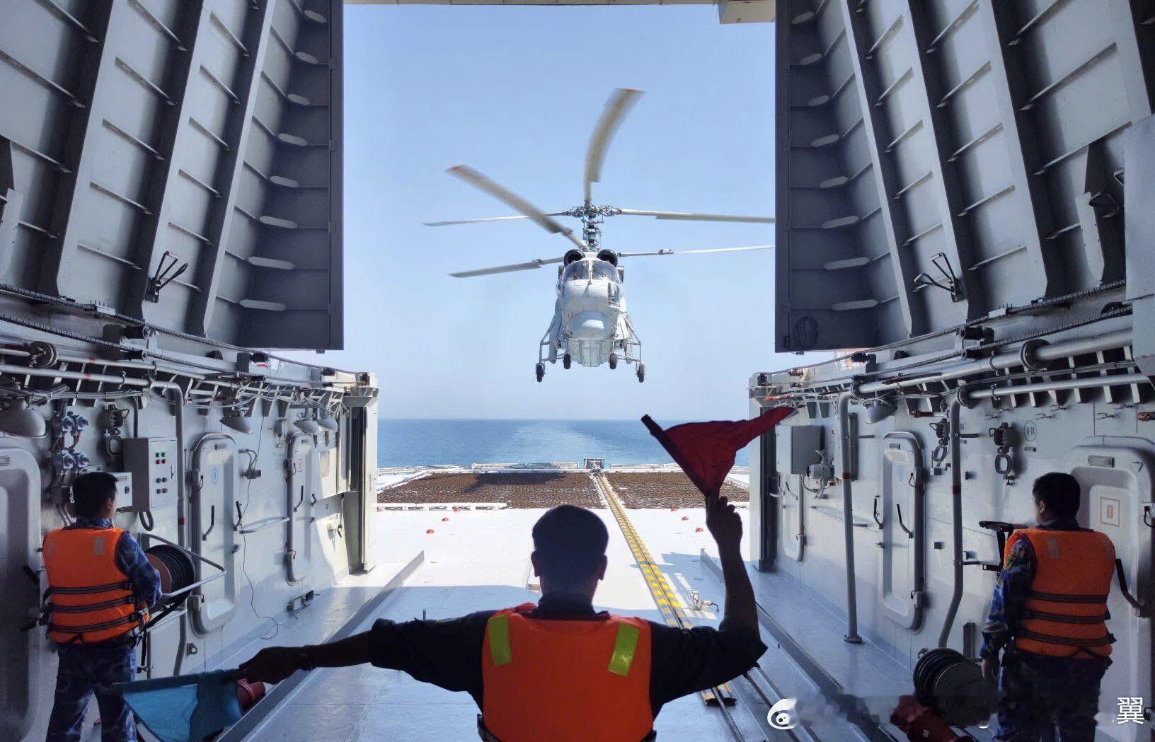 卡-27反潜直升机降落越南海军11661E型“猎豹”级轻护卫舰“陈兴道”号 ​​