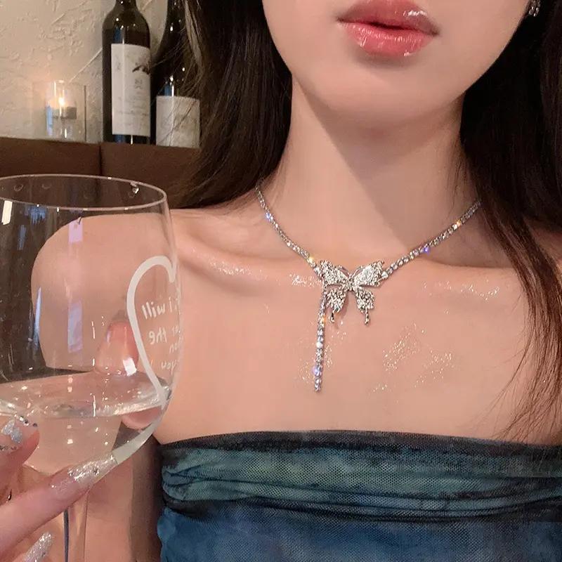 女生选毛衣链，这几点重点要看 这款微语珍珠锁骨链适合时尚通勤场景。它是合金材质，