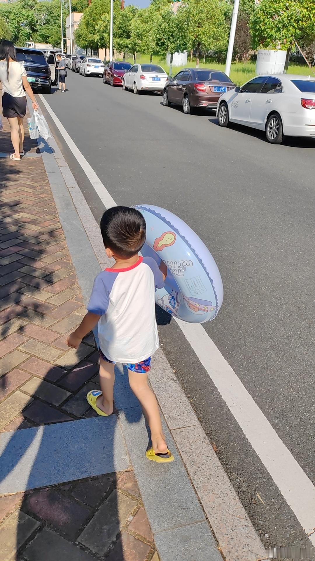 今天一拖五在家里烤肉吃，又带去游泳了，家里孩子太多了好吵啊，我今天脑瓜子嗡嗡嗡的