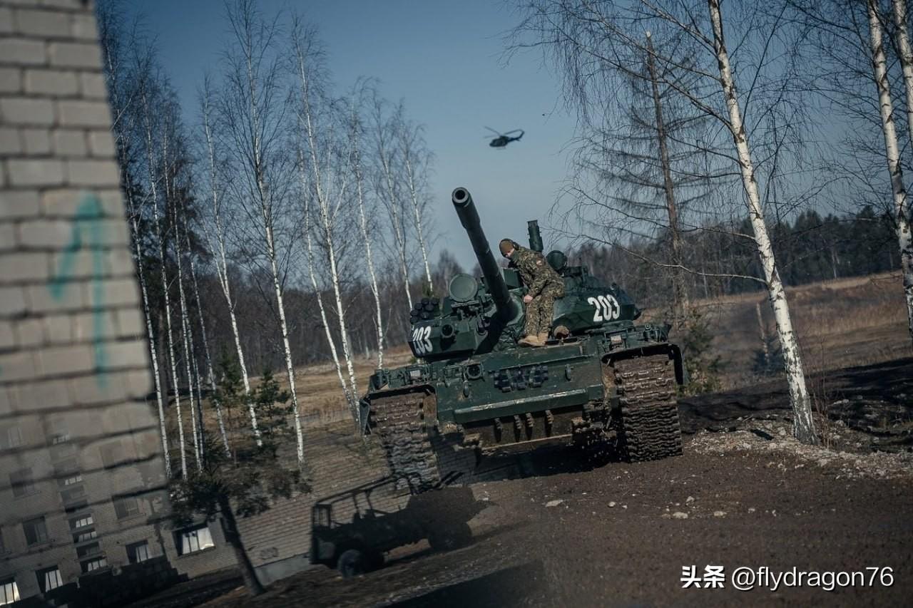 北约“狂暴之狼 2026”演习期间的 T-55AM2 坦克。