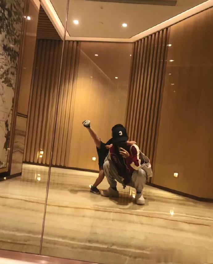 赵丽颖儿子想想这是在想踢谁呢？不会是老爸吧？