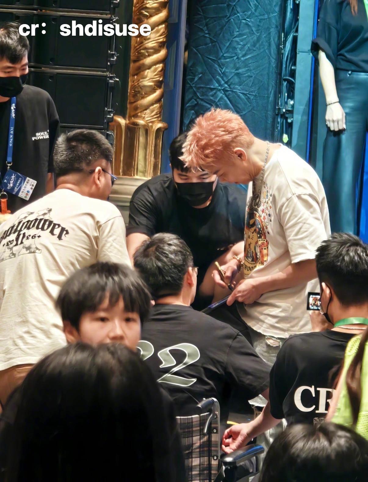 陶喆下台给坐轮椅歌迷签名 上海新专辑签唱会最戳心的一幕，DT主动下台给坐轮椅的歌