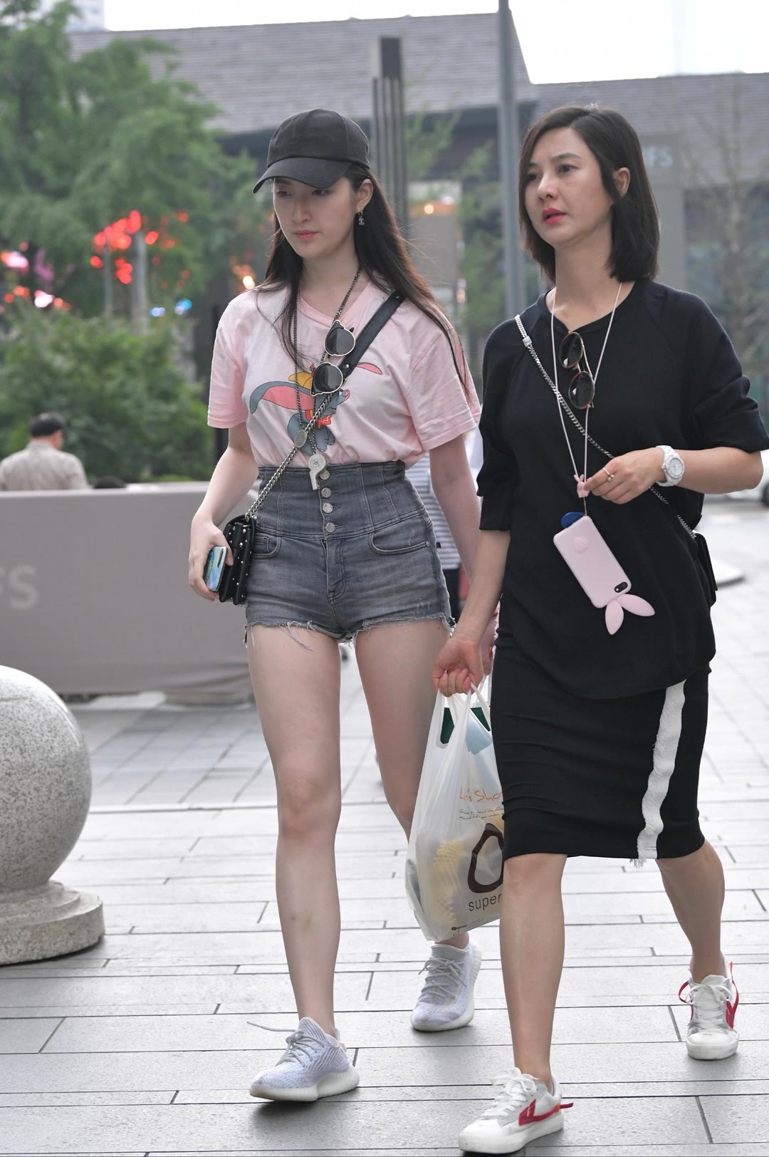 浅粉色小飞象印花短袖温柔清新，衣摆随性收进高腰多排扣毛边牛仔短裤，轻轻松松穿出耐