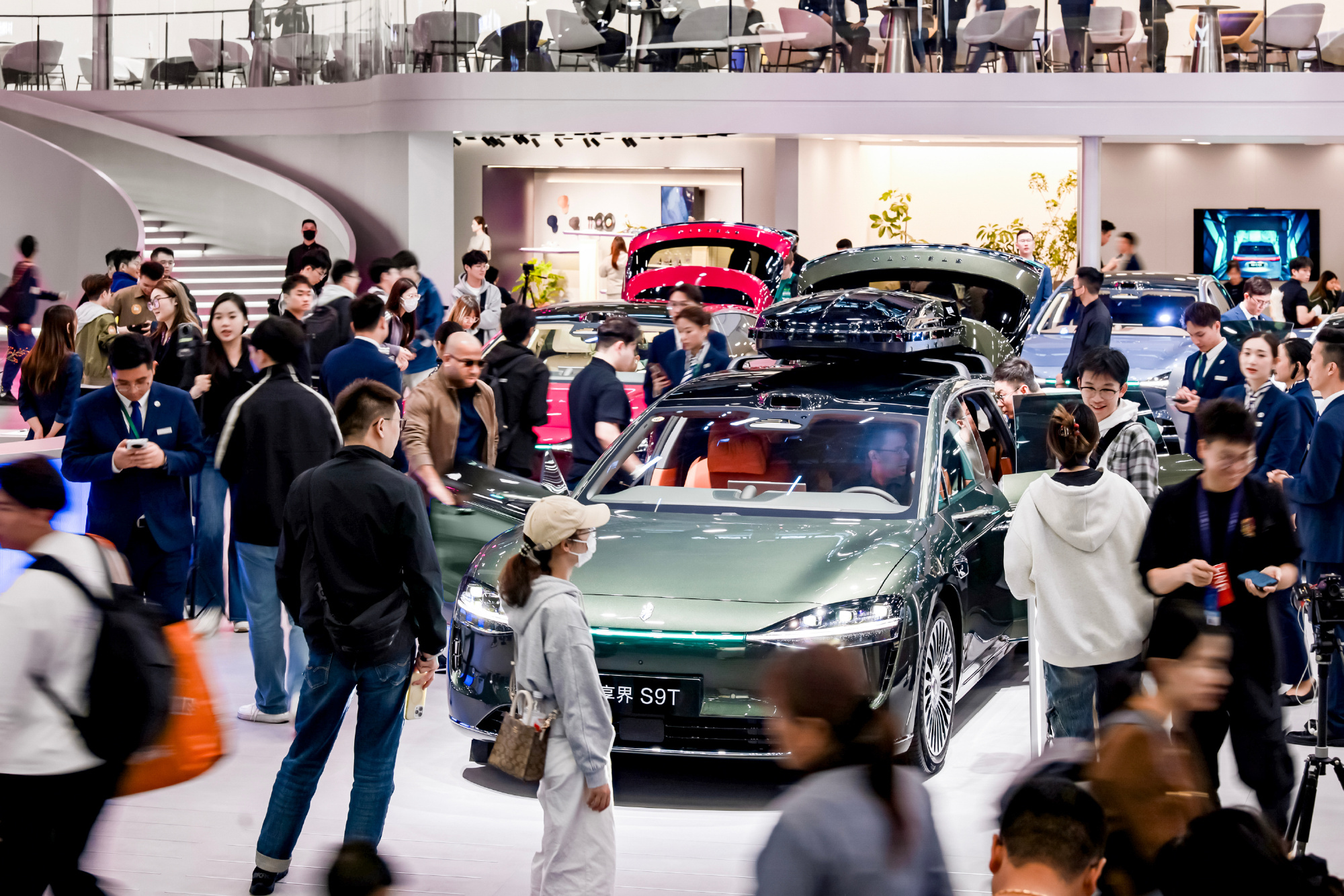 今年广州车展最火爆的展台就是享界展台了，体验新款S9和S9T的人群非常多。 