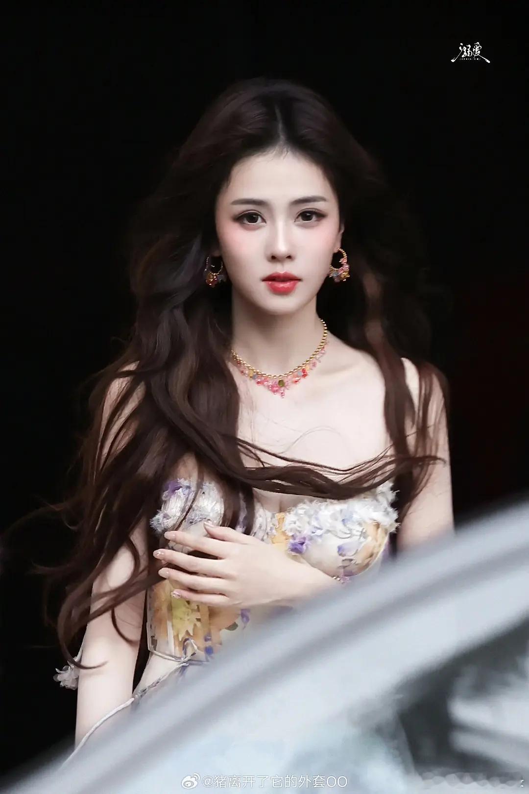 白鹿像从画里走出来的美死了 