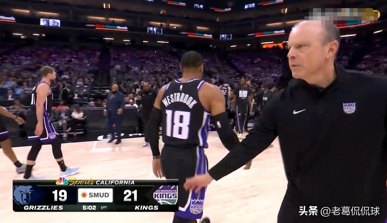 我强烈建议国王球星威斯布鲁克主动弃赛！在今天国王主场迎战灰熊的比赛中，目前双方半