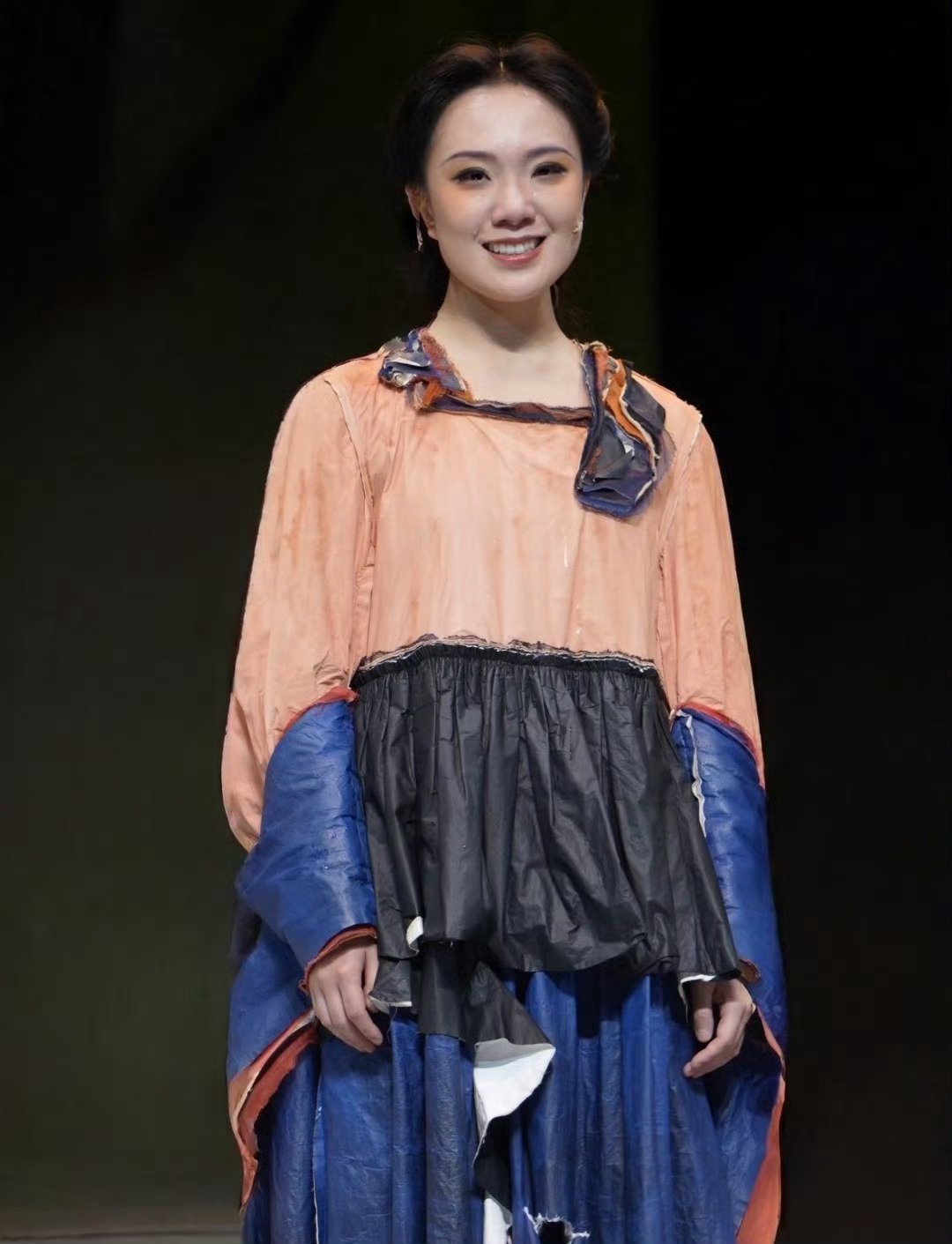 十年音乐剧演员参加选秀声鸣远扬 扎根剧院近十年、演十几部作品的苗梦初，过去上台皆