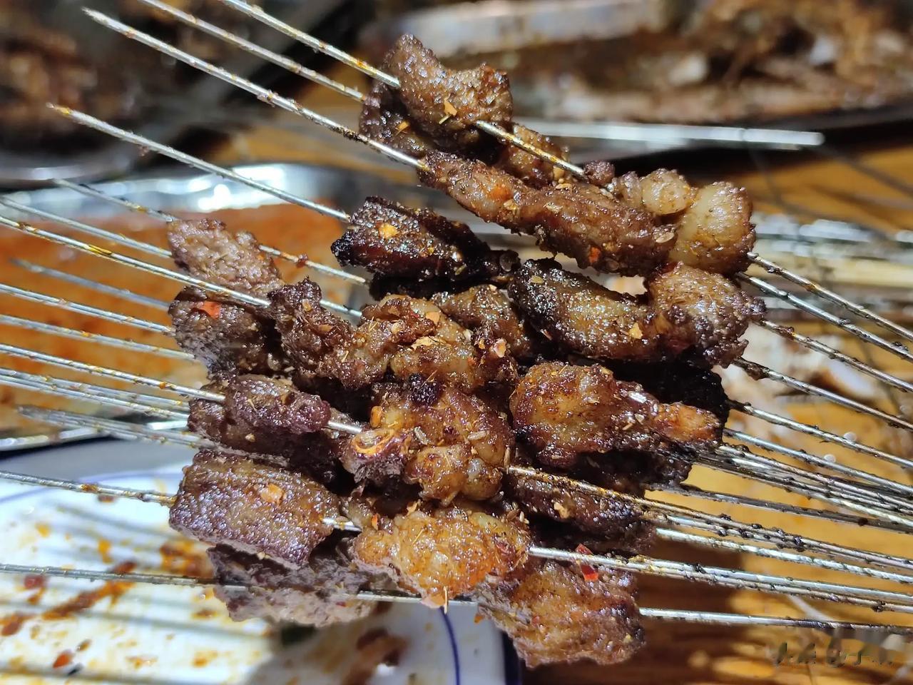 #吃在西安# 
这一到晚上就想吃烧烤，烤筋儿，烤肥瘦，烤瘦肉，烤腰子，这些细铁签