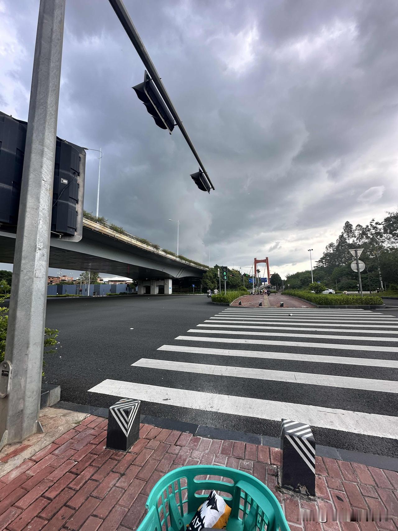 住南宁五象，一到年底周边鞭炮声响更多了。

这声音，很多是来自周边村里的拆迁老住