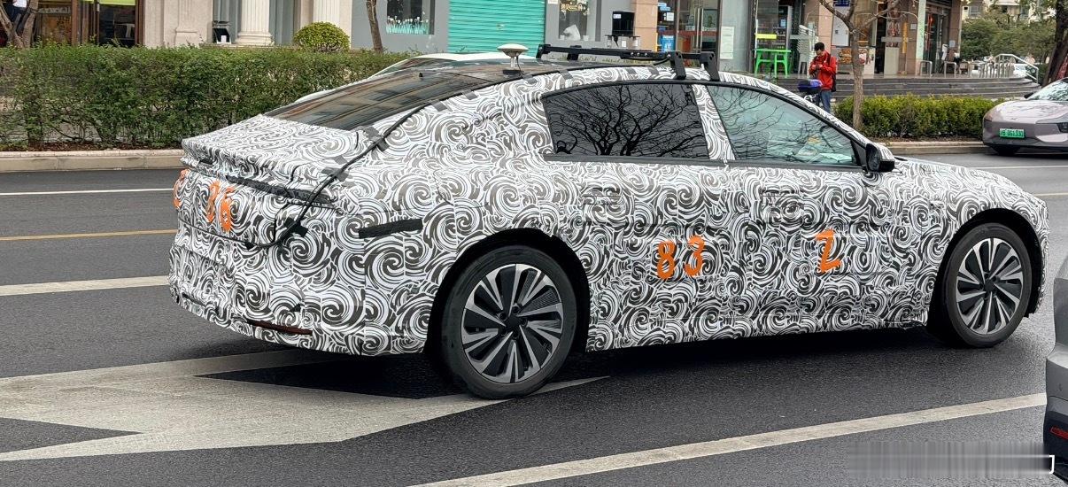 新能源大牛说 路上偶遇一台伪装车，看上去像是比亚迪汉