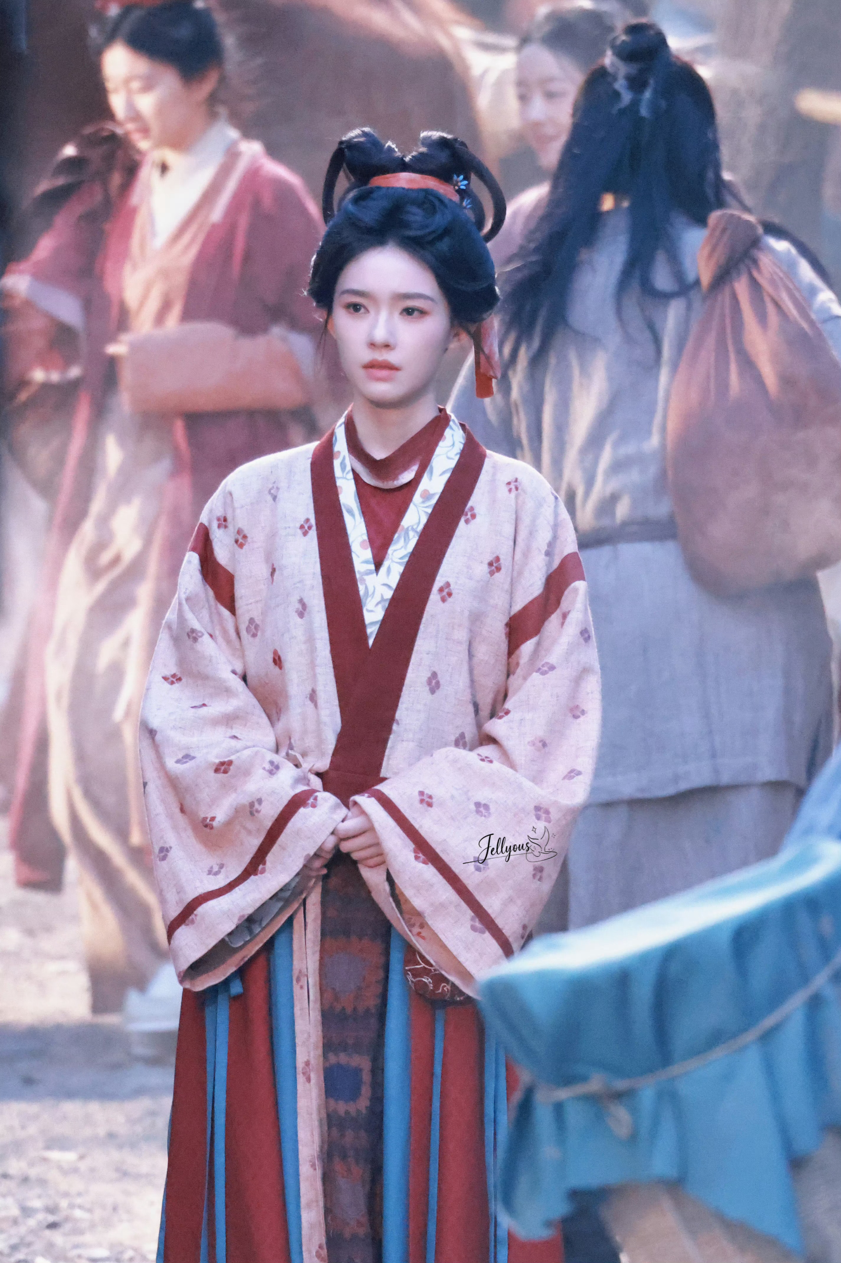 霞归鸾目前造型梳化:佩佩服装:易小雅 