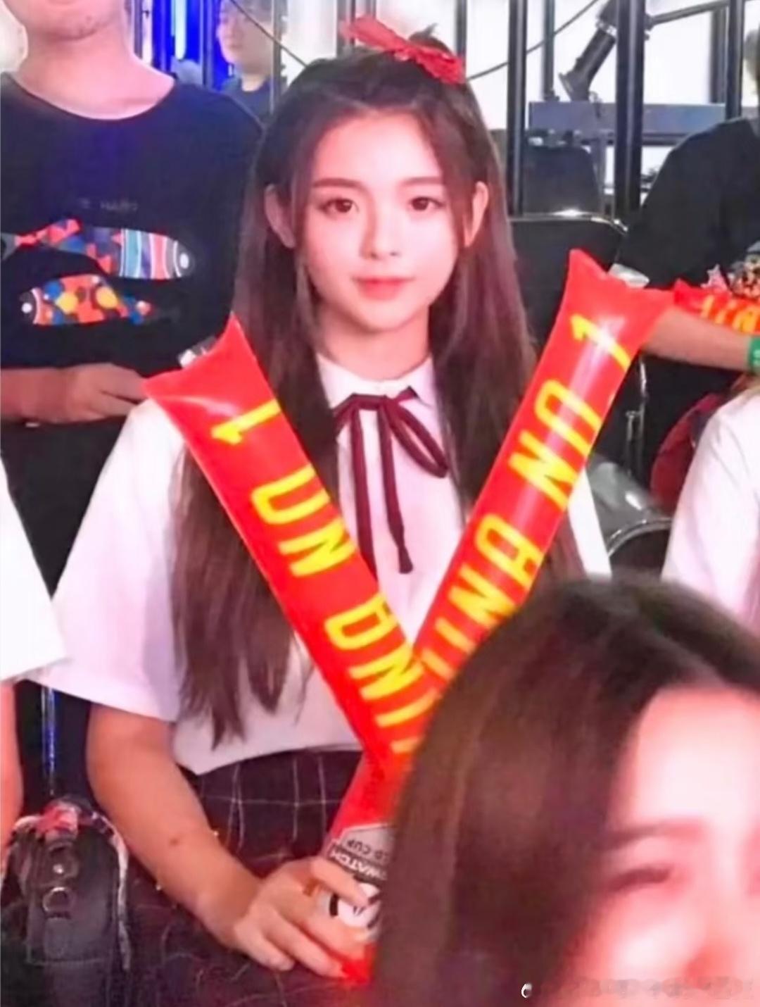 天资真的很可怕……杨超越未出道时期就像真人BJD，洋娃娃般的美貌太绝了！难怪当年