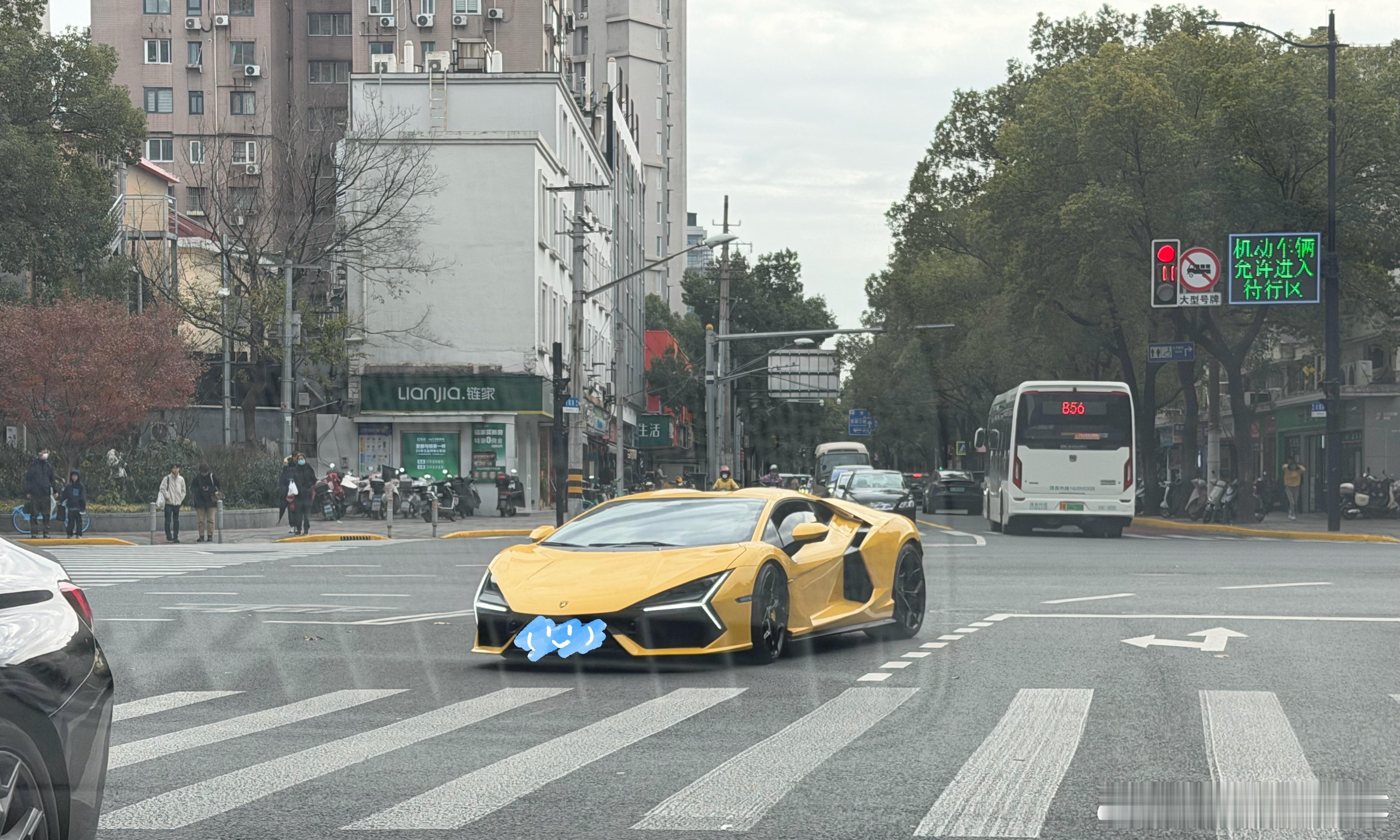 新大牛真的超帅，老远就听到很大的动静，听声音就是一台狠车，只听其声不见其车，突然
