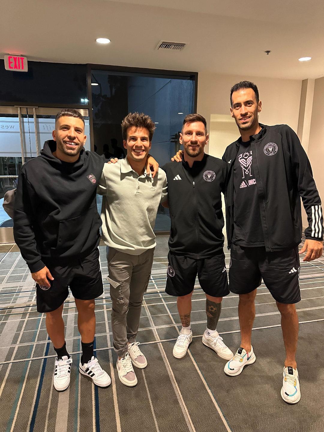 巴萨丢掉的孩子，在洛杉矶被梅西找到了？[笑哭][笑哭][笑哭]老队友团聚，三打一