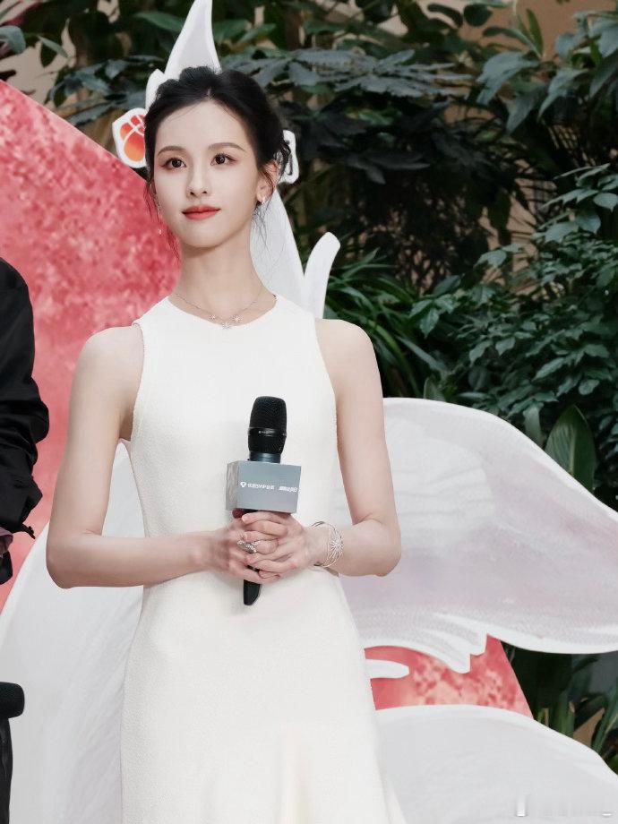 谁不想要陈都灵这样的上班搭子陈都灵底色顶顶好的人陈都灵当同事真的太香了，好相处、